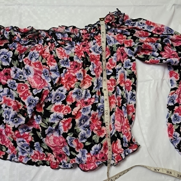 Dynamite Printed Off-the-Shoulder‎ Blouse - Picture 9 of 10
